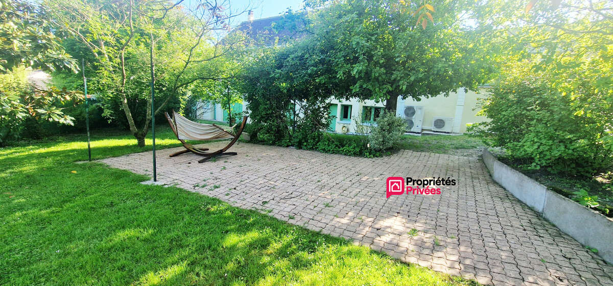 Très belle maison rénovée de 133 m² - 5 pièces - terrasses - dépendances - grange  et jardin arboré - photo 17