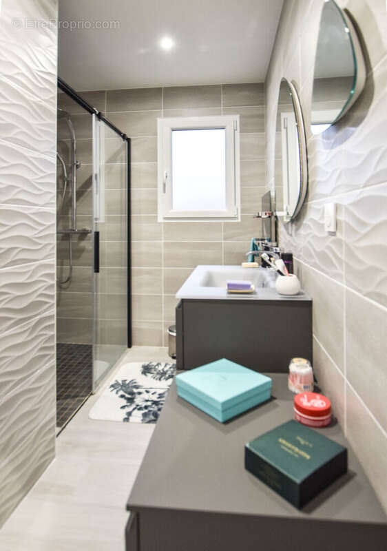 Maison à NEUVELLE-LES-CROMARY