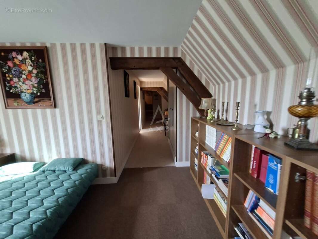 Rare sur le marché, cette belle longère de caractère de 168 m2 habitables, implatntée sur un beau terrain de 1126 m2 avec piscin - photo 15