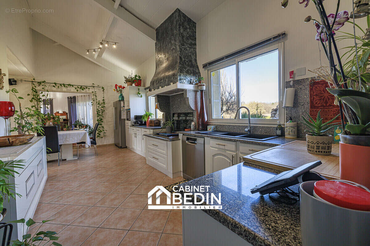 Maison 259 m² à Targon  - photo 6