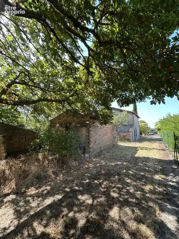 À Bram (11), maison en pierres apparentes à aménager sur un beau terrain de 3300 m2 constructible. - photo 4