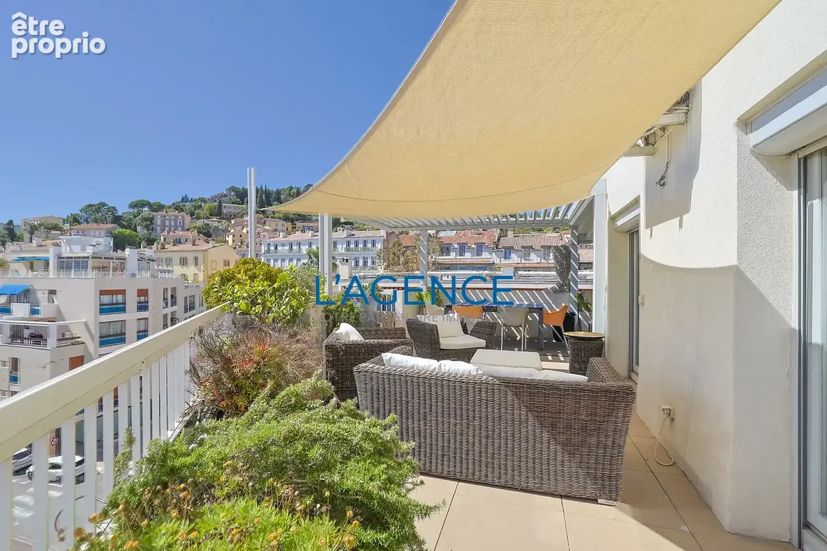 Appartement T4 de 134 m2 avec terrasse de 53m2 en dernier étage avec ascenseur au centre ville de Hyères - photo 4