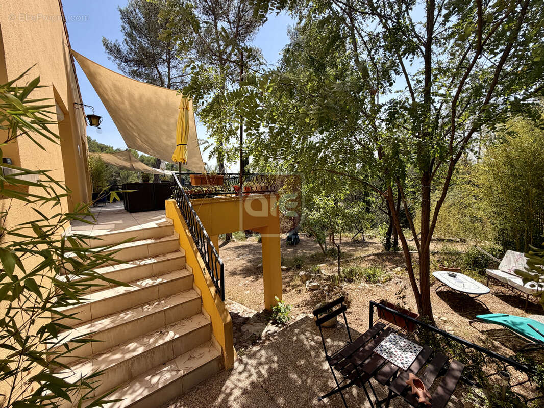 EXCLUSIVITÉ A.I.E.: Sur une parcelle piscinable de 2243 m2, Villa familiale de plus de 150 m2 habitables - photo 4