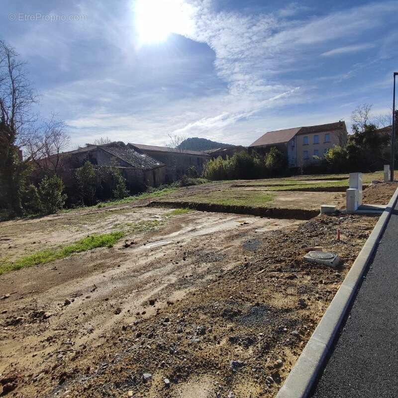 Terrain 303 m² à Thezan-Des-Corbieres  - photo 3