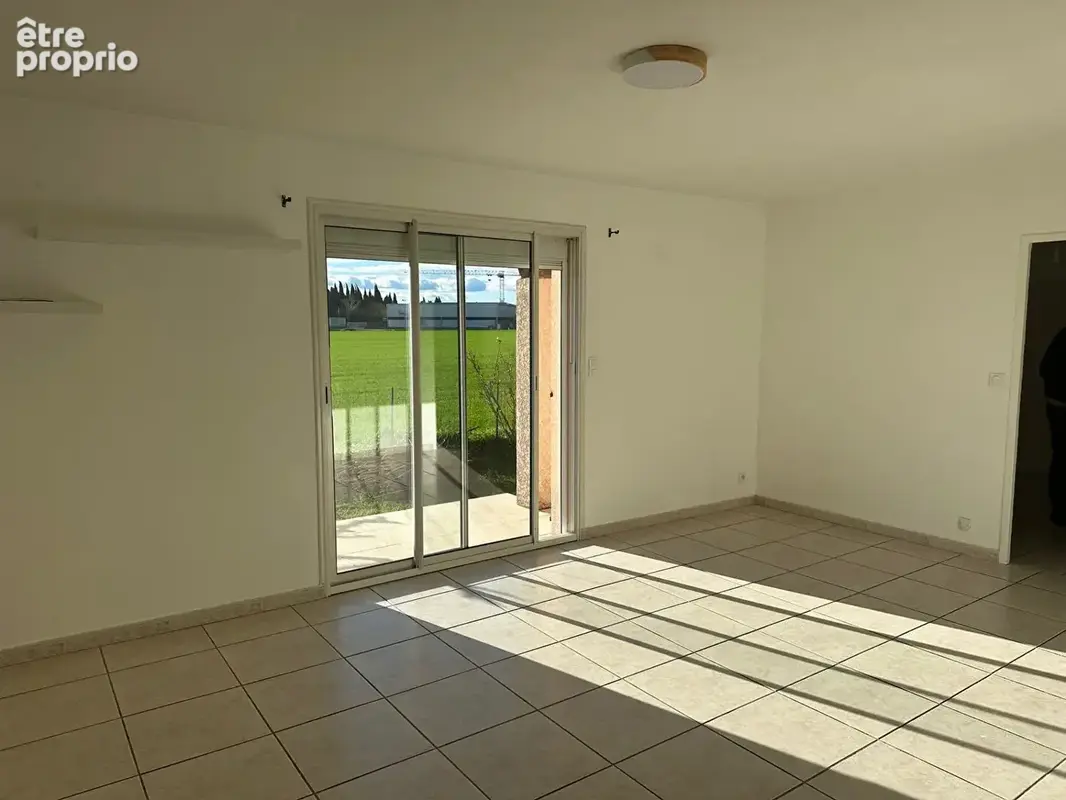Saint Etienne du Grès : Villa de plein pied, 3 chambres, terrain 410m² - photo 8