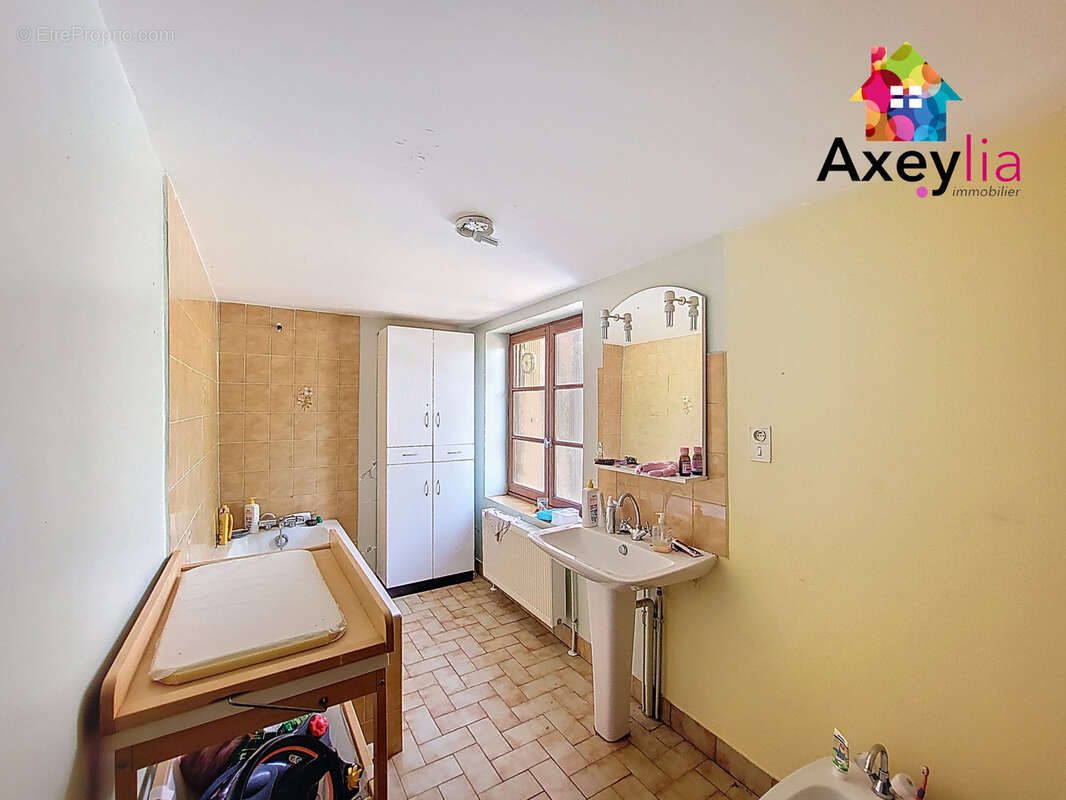 A vendre - st hilaire sous charlieu - maison a renover, 7 chambres, terrain et dependances - photo 6