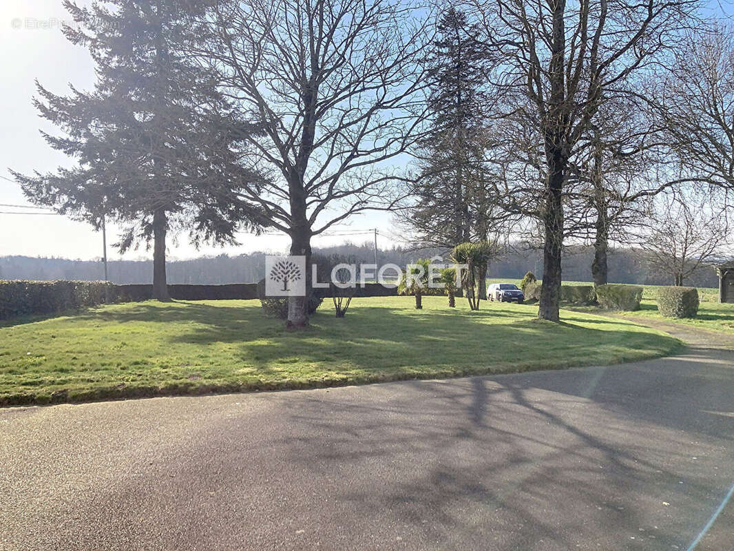 Maison à SAINT-ETIENNE-DU-GUE-DE-L&#039;ISLE