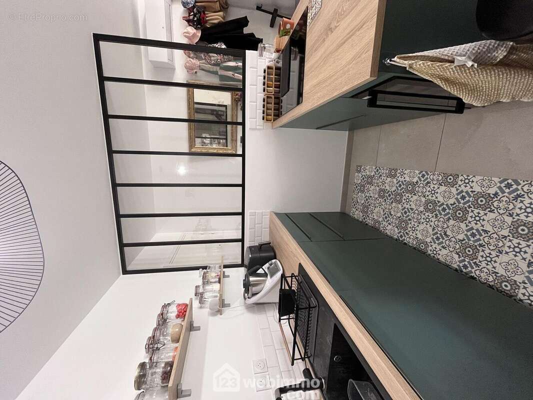 Cuisine avec verrière d'atelier - Appartement à CASTRIES