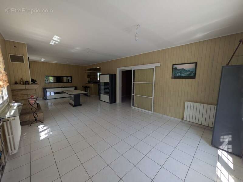 Priziac propriété composée d'une maison de type néo bretonne de 8 pieces en tres bon etat general grande dépendances parcelle de - photo 7