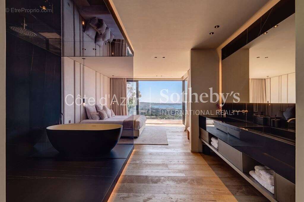 Vallauris, villa d'architecte contemporaine de 433 m² avec cinq suites, piscine miroir - photo 13