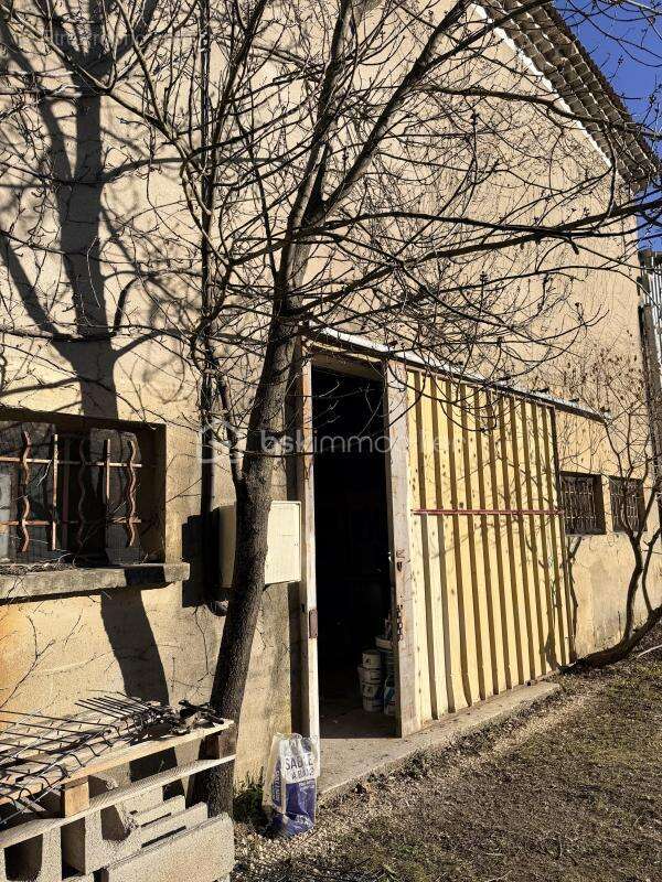 Appartement à ENTRAIGUES-SUR-LA-SORGUE