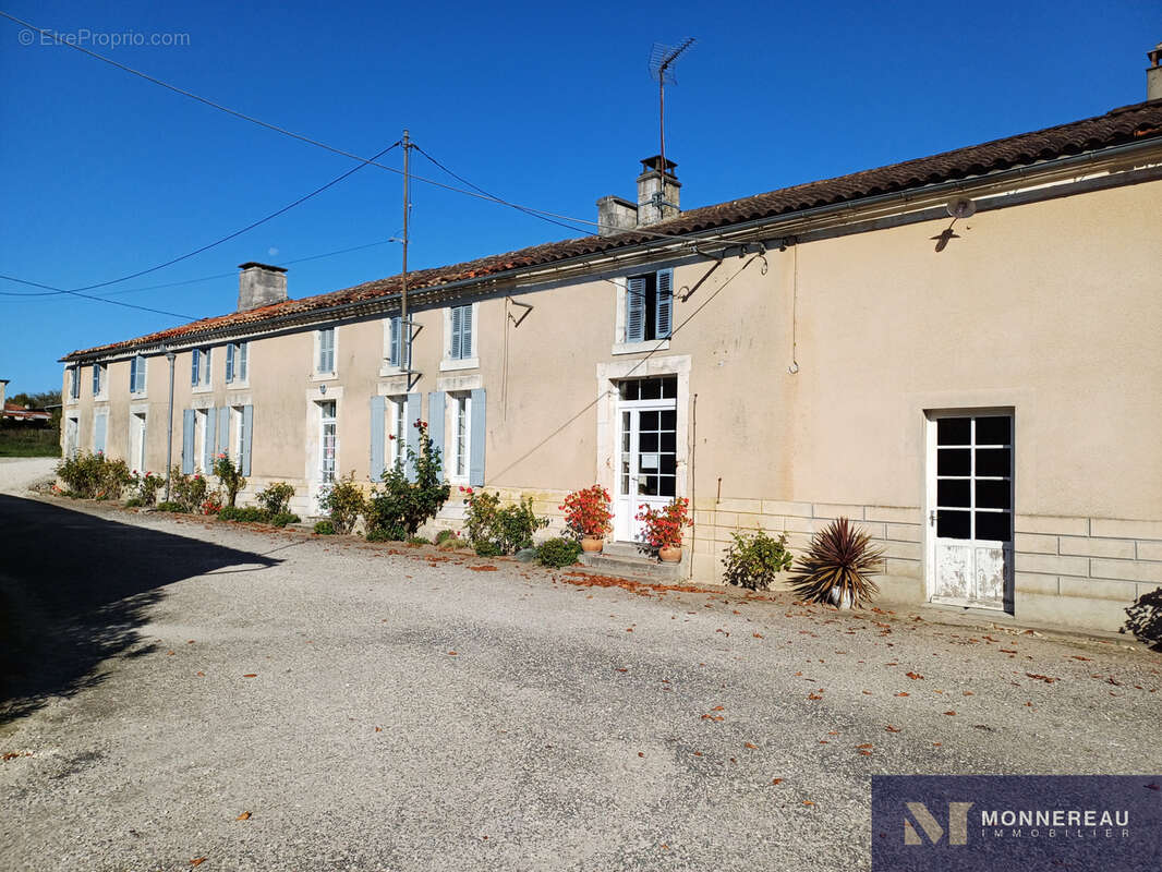 Maison à BAIGNES-SAINTE-RADEGONDE