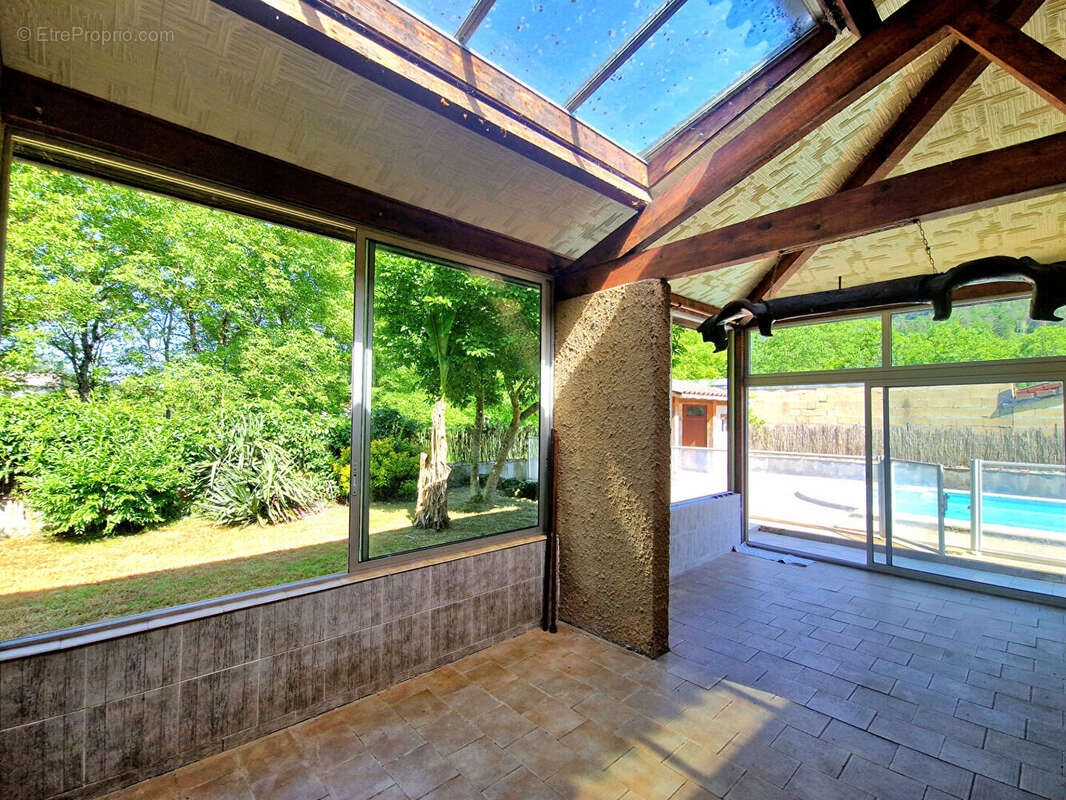 Maison de plain pied avec jardin, piscine et garage - photo 4