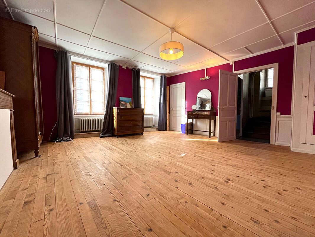 Maison à VIC-SUR-CERE