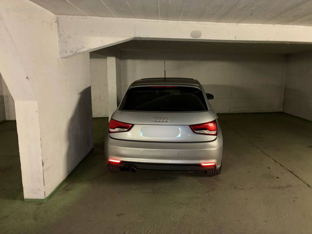 Parking à PARIS-8E