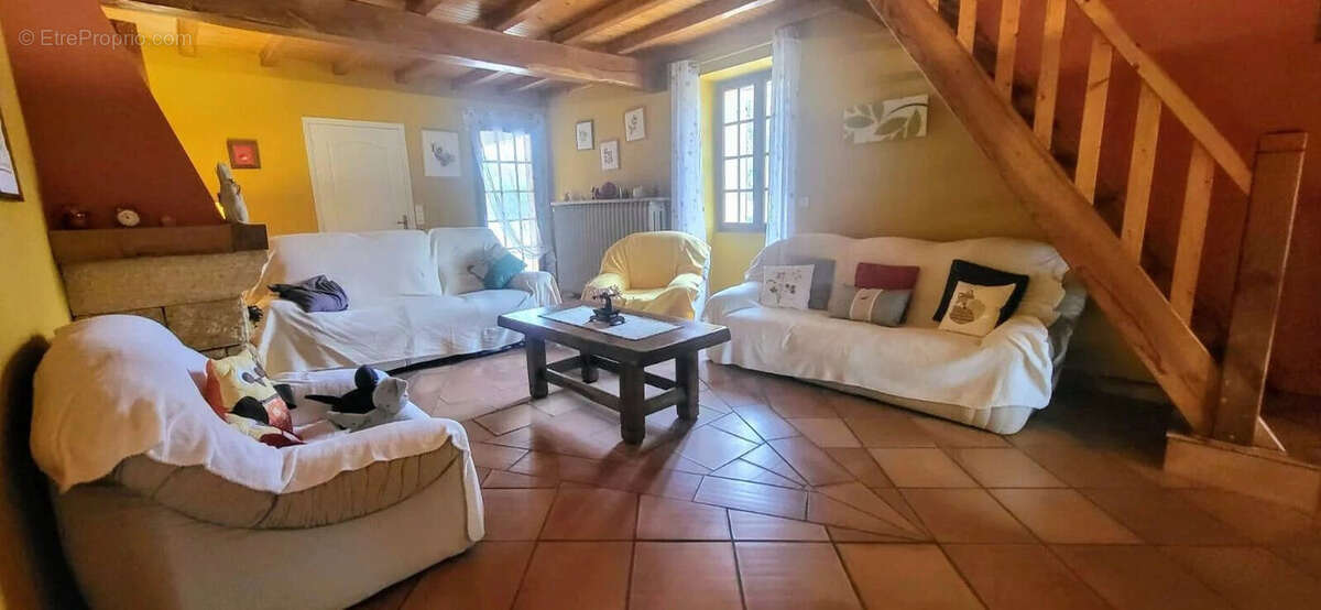 Maison 410 m² à Saint-Pardoux-Isaac  - photo 8