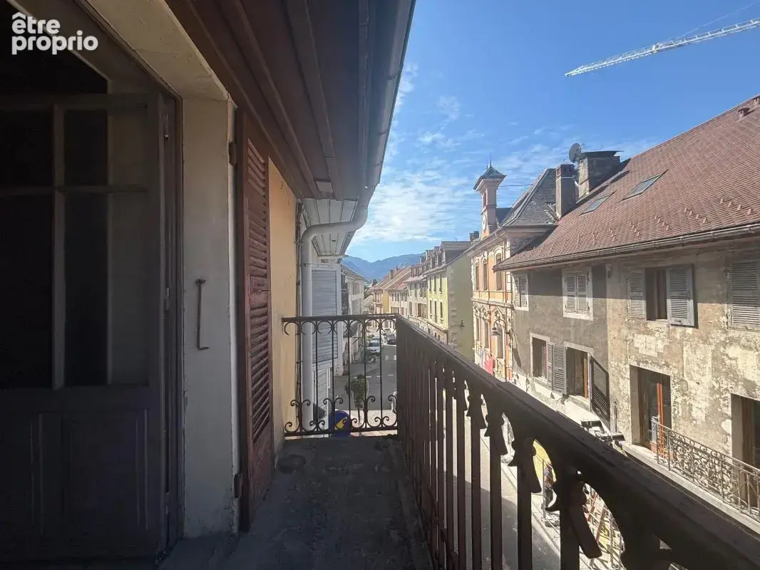 Appartement triplex à rénover avec cour et balcon - photo 2