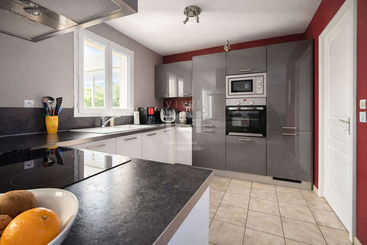 SOUS COMPROMIS DE VENTE - Maison de plain-pied lumineuse avec véranda et jardin sans vis-à-vis - photo 6