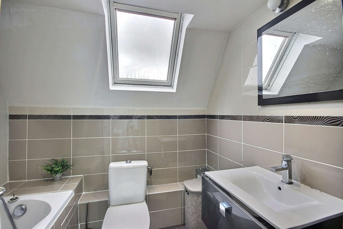 Appartement à COURBEVOIE