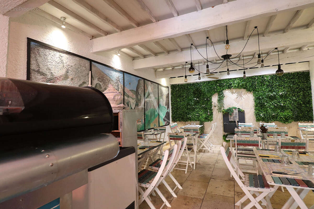 Commerce à MOUSTIERS-SAINTE-MARIE