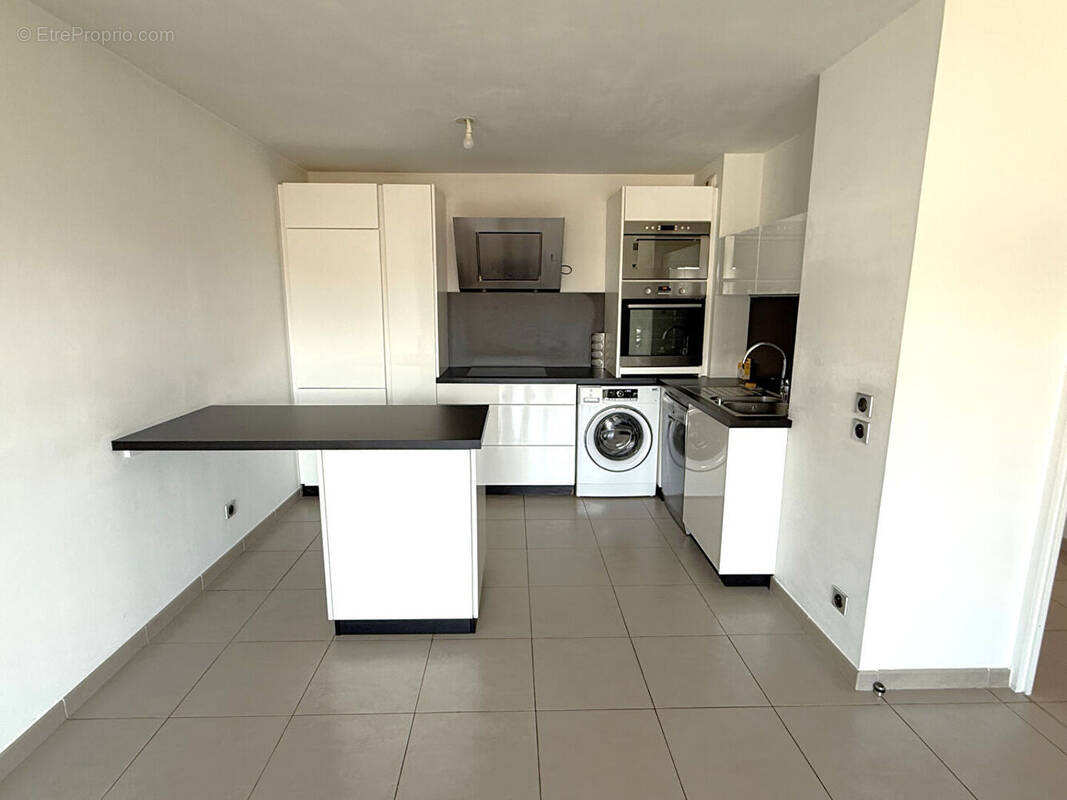 Appartement à LA ROQUETTE-SUR-SIAGNE