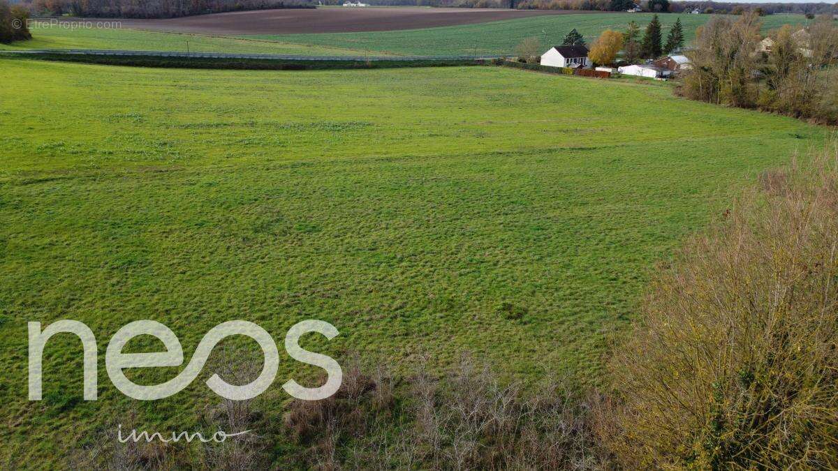 Terrain à SAINTE-THORETTE