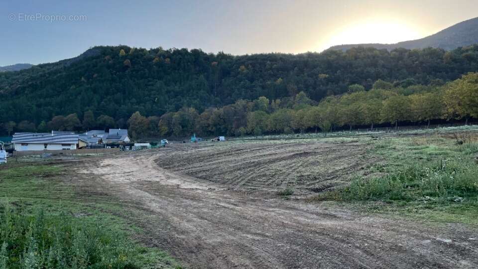 Terrain à SAINT-ETIENNE-LE-LAUS