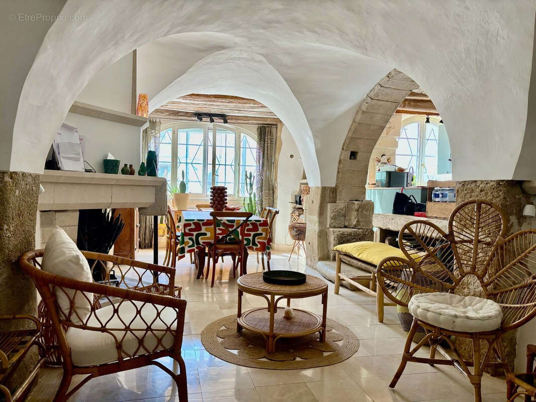 GRILLON - Maison de village pleine de charme  de 115 m2 avec terrasse ensoleillée. - photo 8