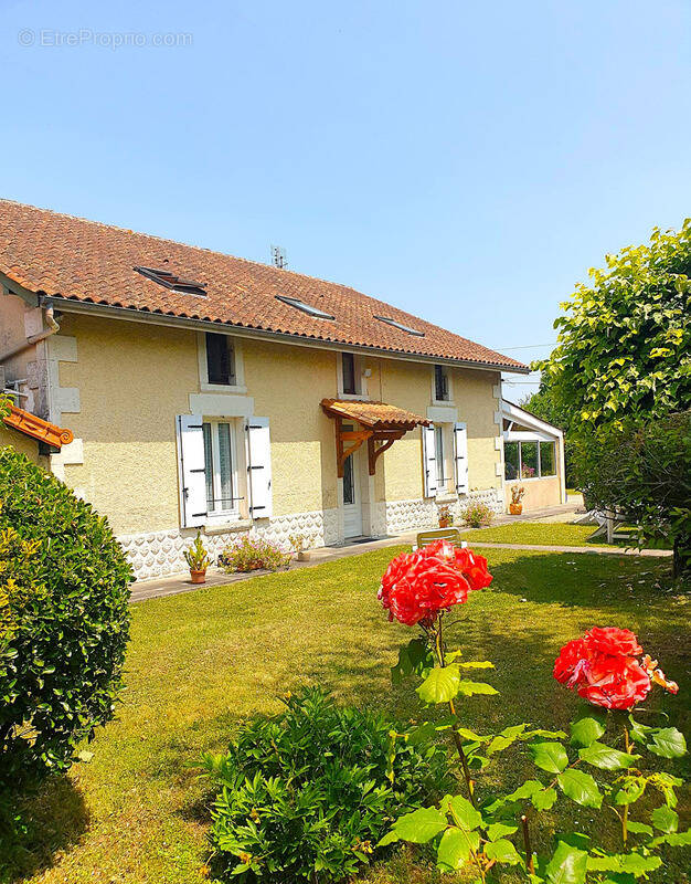 Maison à BARBEZIEUX-SAINT-HILAIRE