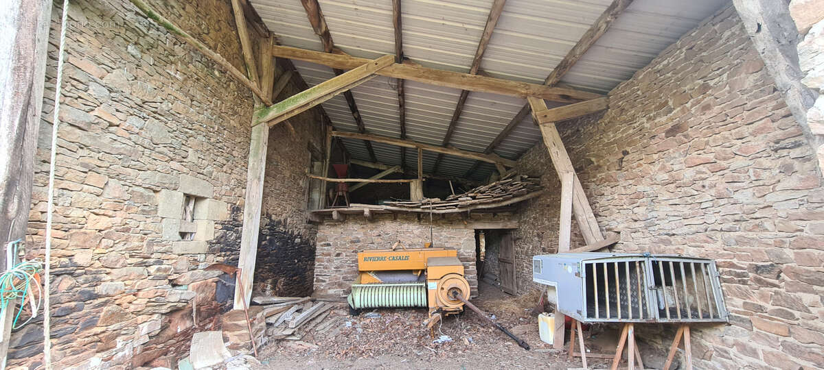 Magnifique corps de ferme en pierre avec terrain attenant à Palazinges - photo 15