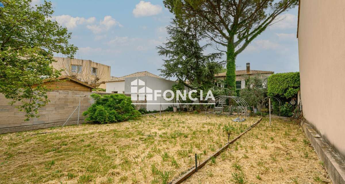 Le Pontet - Exclusivité : Maison 115 m² avec jardin arboré de 900 m² en plein centre-ville - photo 2