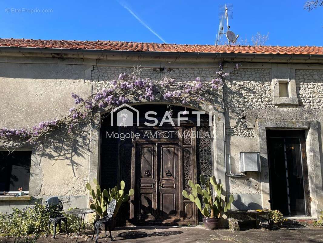 Maison 370 m² à Barbezieux-Saint-Hilaire  - photo 7