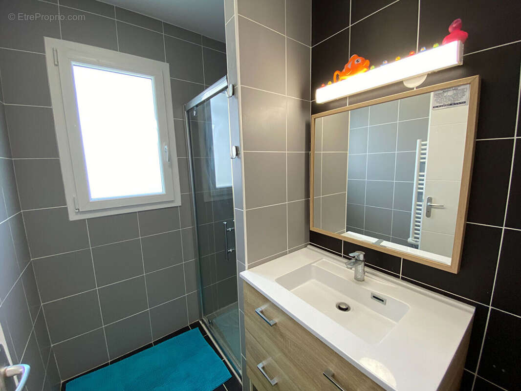 SAINT DENIS - très belle Villa de 2018 - 6 chambres - 153 m2 - photo 14