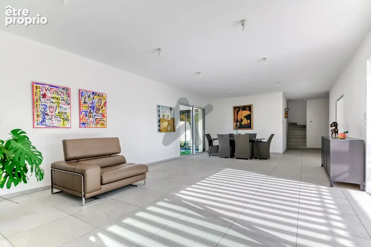 Ecully - Les Serres: Une maison contemporaine de 189m2, 5 chambres, terrasse, jardin, piscine et garage. - photo 7