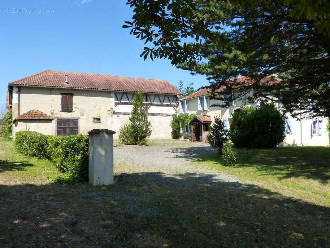 À vendre, dans le Gers proche de Trie-sur-Baise: maison gasconne 4 chambres avec gîte 3 chambres, piscine et jardin de 6 904 m². - photo 4
