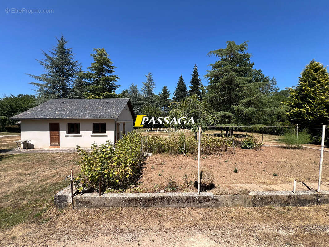 A VENDRE - Maison d'habitation avec parc arboré et piscine - LAISSAC - photo 2