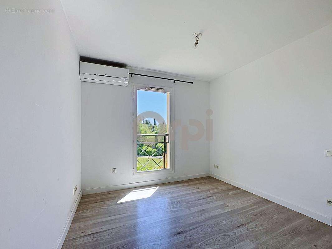 Appartement à ROQUEBRUNE-SUR-ARGENS