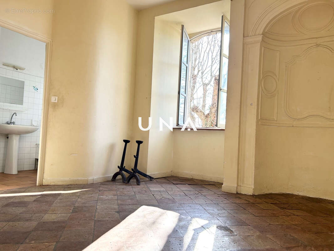 Maison à LA ROQUE-SUR-CEZE