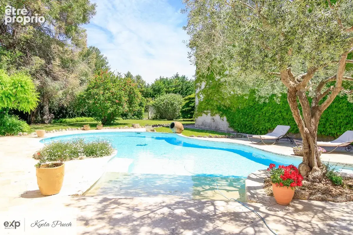 Kyela Puech présente une bastide renovée au Puy Sainte Réparade, à 15mins de Aix-en-Provence, 5 mins de Chateau Lacoste, avec dépendance de 50m2, piscine, pool house et annexes- en campagne