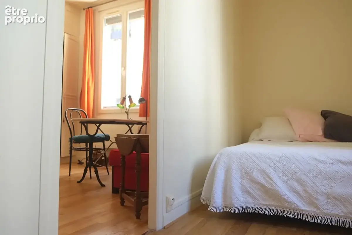 2 pièces à vendre au dernier étage rue du Cherche-Midi (75006) ! - photo 3
