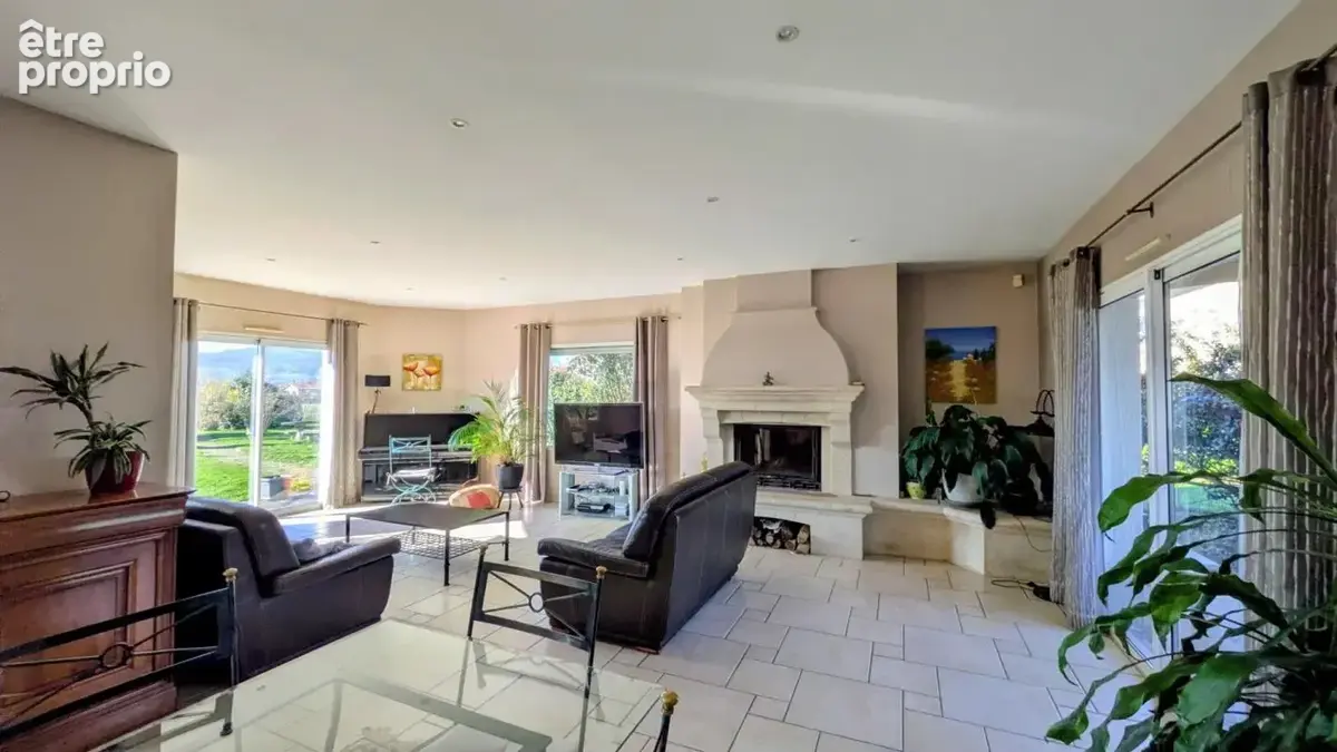 Villa familiale de 212m² - vue Monts du Lyonnais - calme absolu - piscine - grand terrain - photo 11
