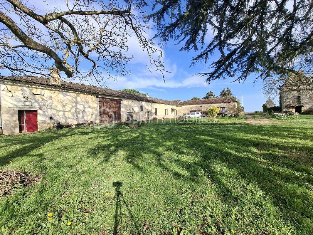 Corps de ferme en partie habitable - 500 m² sur terrain de 3000 m² - photo 3