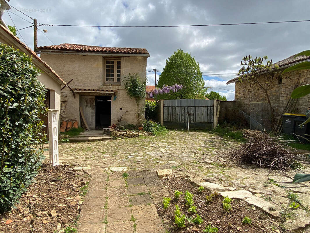 Maison à CHAMPAGNE-LE-SEC
