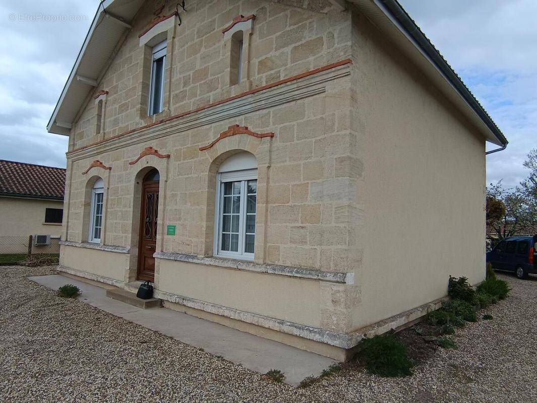 Maison à SAINT-MEDARD-DE-GUIZIERES