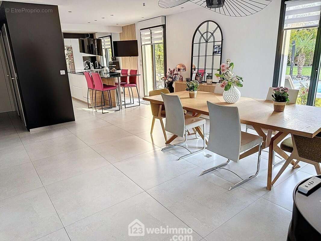 Passons à la salle à manger ouverte sur la cuisine américaine... - Maison à SAINT-PIERRE-DU-PERRAY