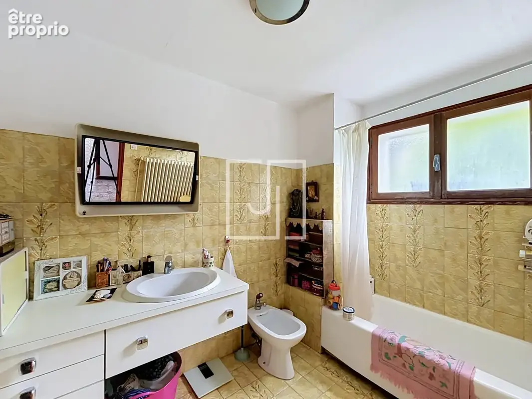 Maison composée de 3 appartements avec terrain et combles aménageables   Barcelonnette (04400) - photo 7