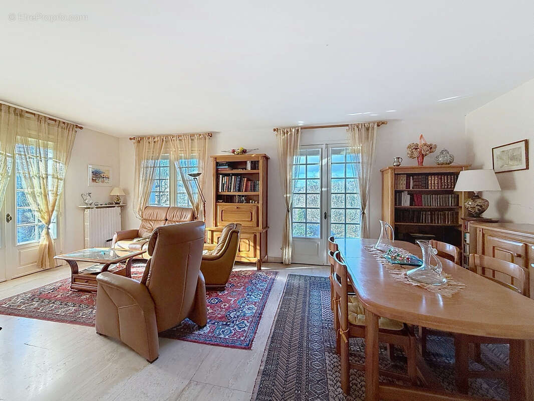 Maison à SAINT-CYR-LA-ROCHE