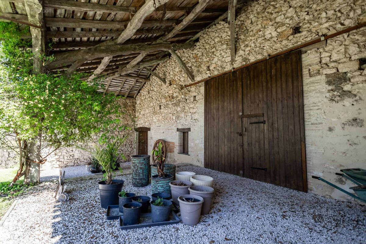 Maison de campagne avec piscine, dépendances, grange, terrain. - photo 27