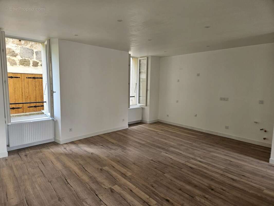 Maison de village avec petite cour intérieure St Agrève - photo 4