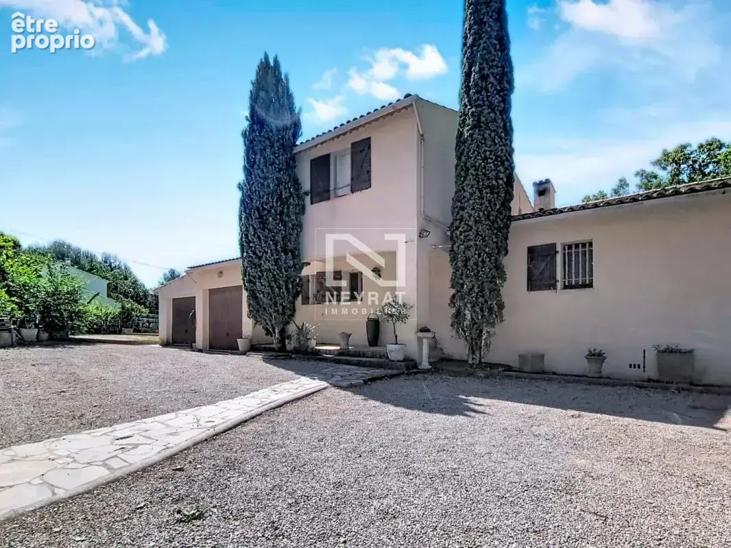Bagnols en foret: 3 chambres , double garage, piscine, grand terrain - photo 3